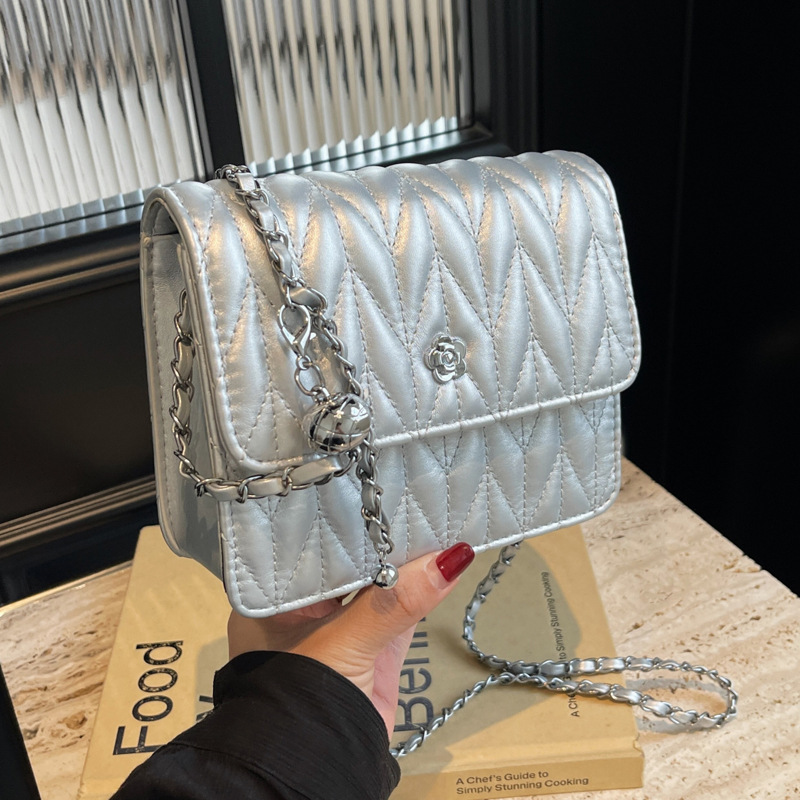 The new fashionable chain single-shoulder bag for women in 2025 summer is a versatile and trendy crossbody bag with a stylish diamond-shaped pattern for ladies full figure