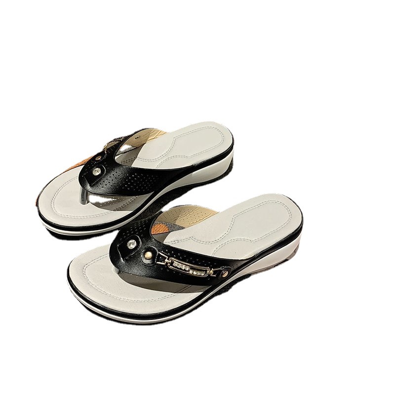 Summer 2021 export plus-size women's shoes Amazon cross-border toe wedge heel European and American metal buckle beach sandals Application Scenario