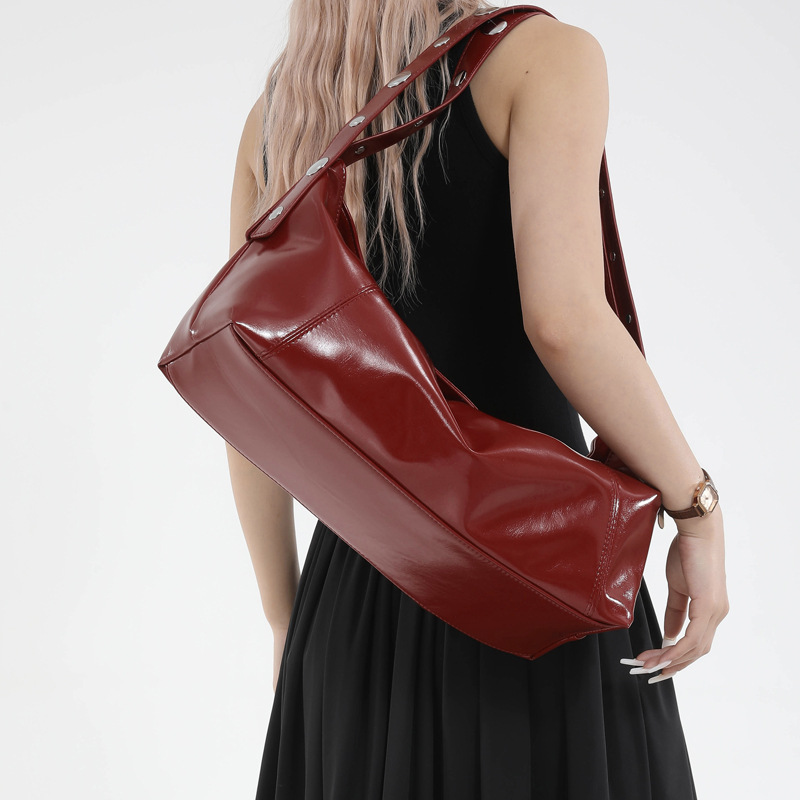 Hong Kong-style retro underarm bag 2025 summer new women's bag, high-end texture handbag, large-capacity rivet single-shoulder bag Application Scenario