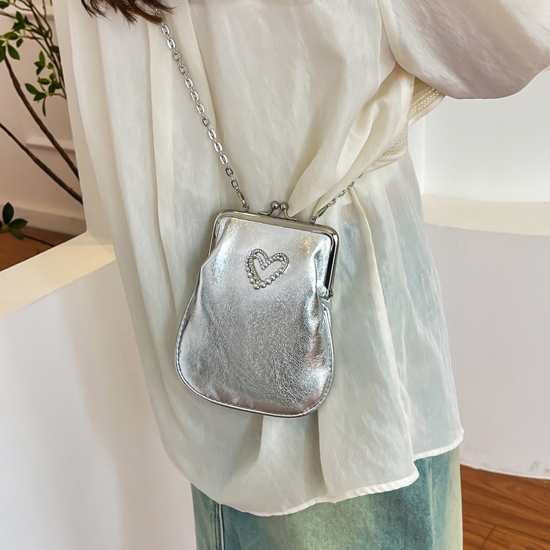 Personalized, fashionable and casual shell phone bag, new retro crossbody bag, lapel handbag, commuting single-shoulder crossbody bag Application Scenario