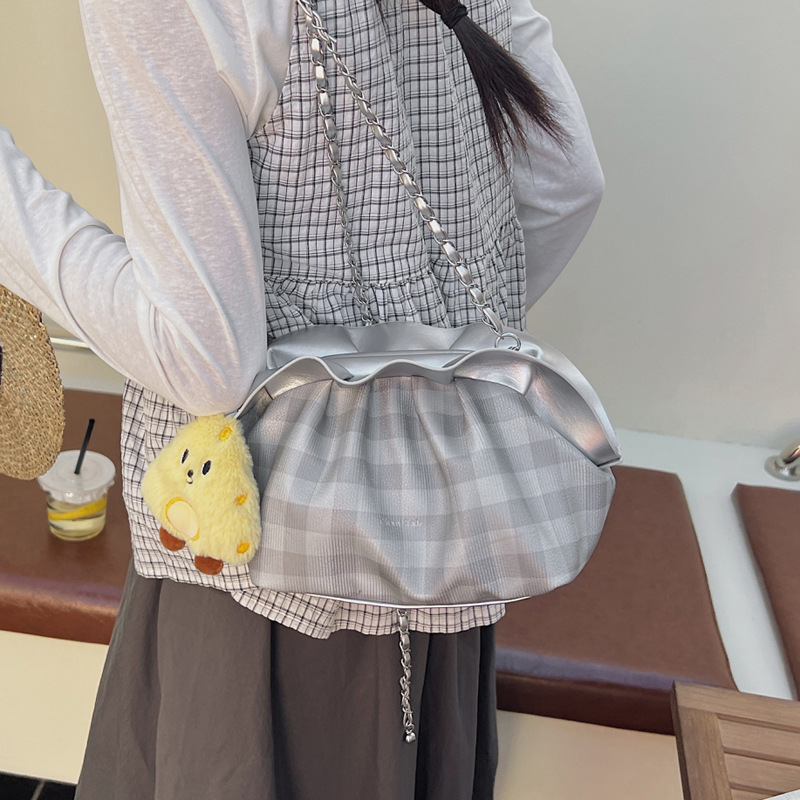 A niche pleated chain small women's 2025 summer new style super popular, fashionable and versatile single-shoulder crossbody cloud bag Application Scenario