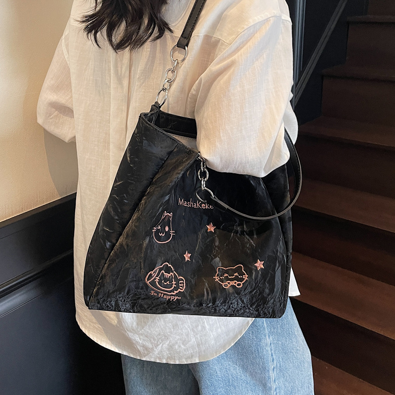 A lightweight, cute and stylish crossbody bag with large capacity for casual use. New Spring/Summer 2025 single-shoulder tote bag Application Scenario