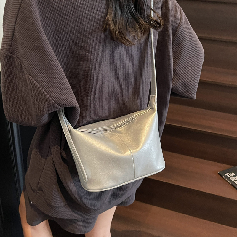 Korean commuter versatile underarm bag for women 2025 New summer fashion dumpling bag Niche single-shoulder crossbody bag trend details Picture