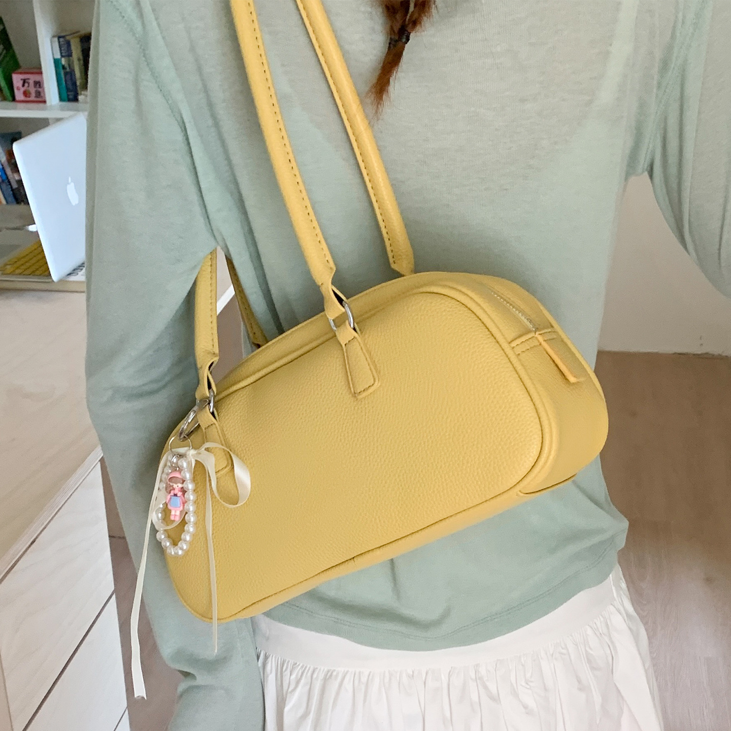 High-end and stylish women's large-capacity 2025 new summer casual niche single-shoulder armpit commuting pillow bag Application Scenario