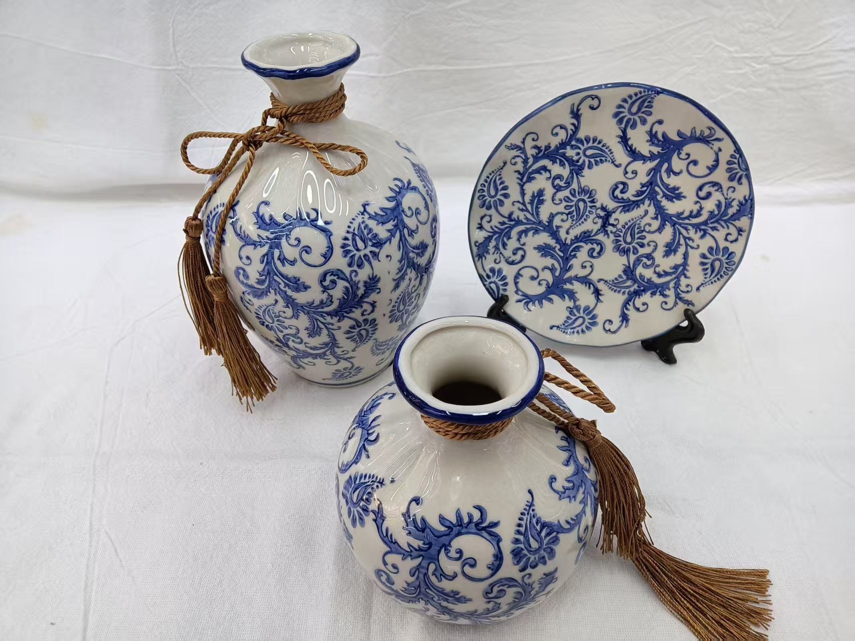 National trend exquisite ceramic vase decorative item, home decoration art piece, blue and white porcelain small and simple design floral arrangement vase Item Picture