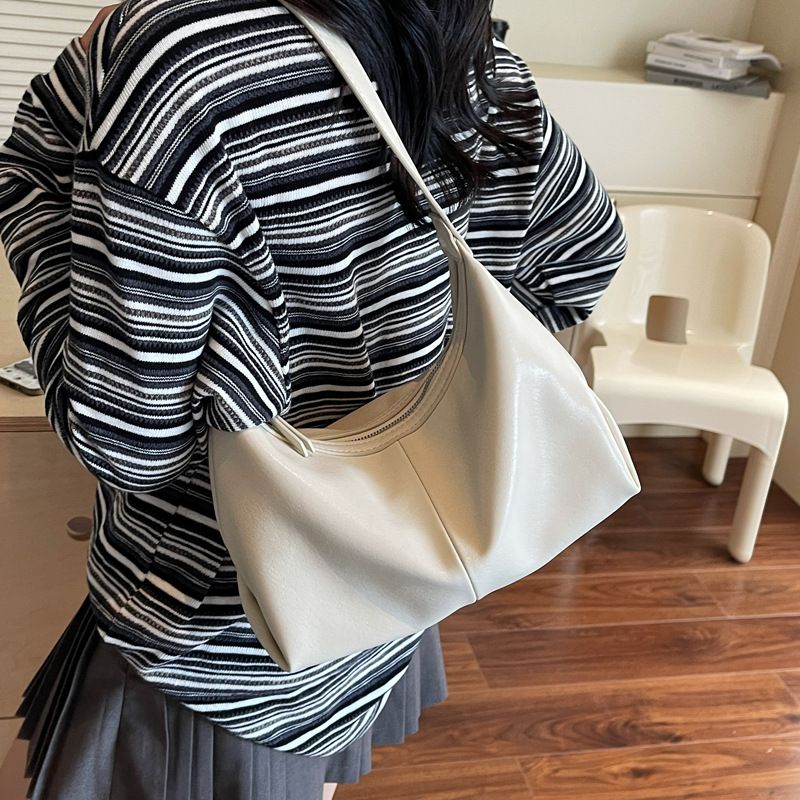 This large-capacity bag is a new fashion and niche design for women in 2025. It is a simple and versatile single-shoulder bag with a bucket for commuting and underarm Specification drawing