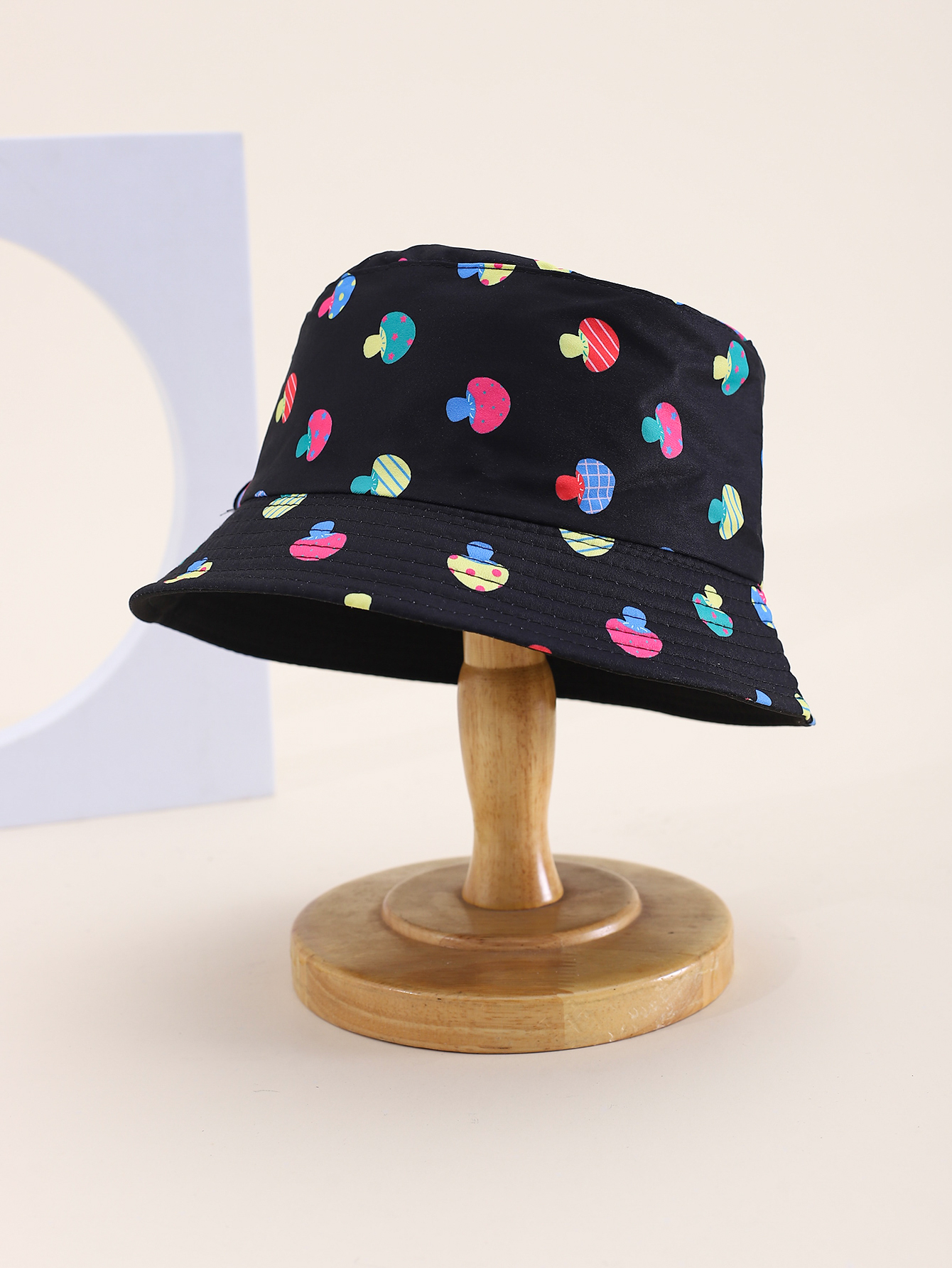This is a popular children's double-sided fisherman's hat with mushroom prints in spring and summer. It's cute, cartoon, classic and versatile. It's a unique children's double-sided fisherman's hat with a pier circumference of 54CM details Picture