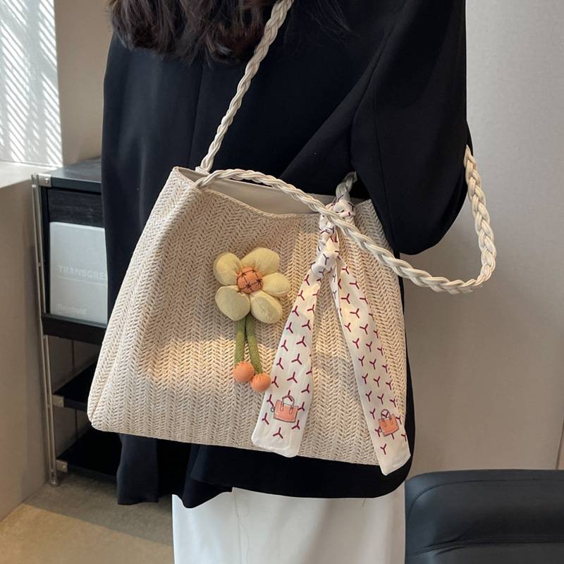 A new large-capacity seaside vacation single-shoulder crossbody commuting tote bag for women in the summer of 2025, a niche woven straw bag details Picture
