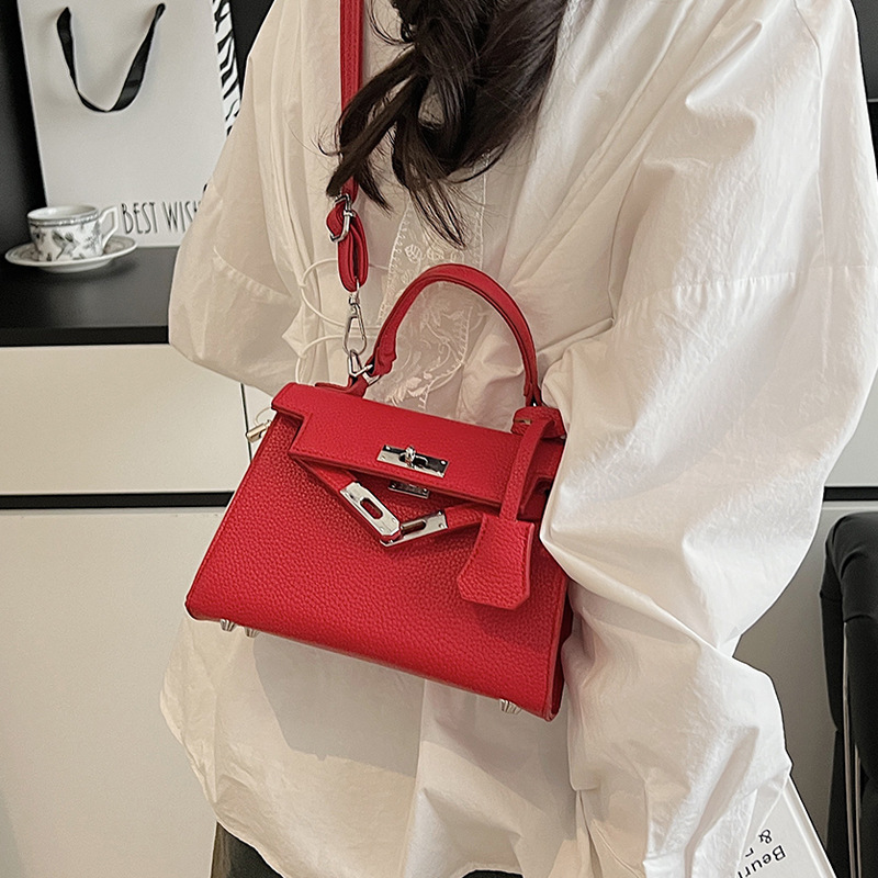 This year, a new women's casual summer single-shoulder crossbody bag with a niche design is in vogue. The hand-held small square bag is popular details Picture