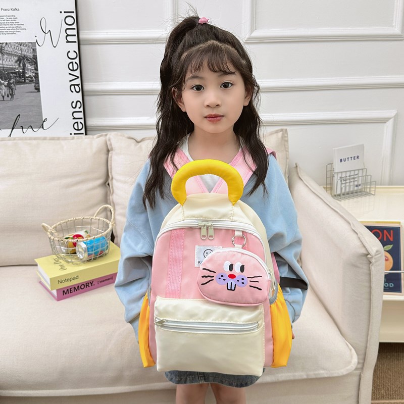 Kindergarten lightweight student schoolbags with pendants, trendy color-blocking children's backpacks, cartoon and cute boys' and girls' backpacks Application Scenario