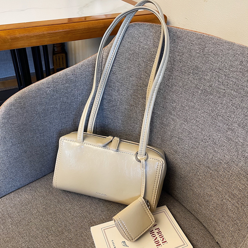 The 2024 new women's single-shoulder underarm bag is a simple and elegant commuting bag with a Korean-style niche design sense. It's a small square bag details Picture