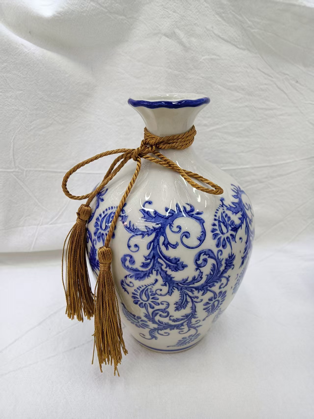 National trend exquisite ceramic vase decorative item, home decoration art piece, blue and white porcelain small and simple design floral arrangement vase details Picture