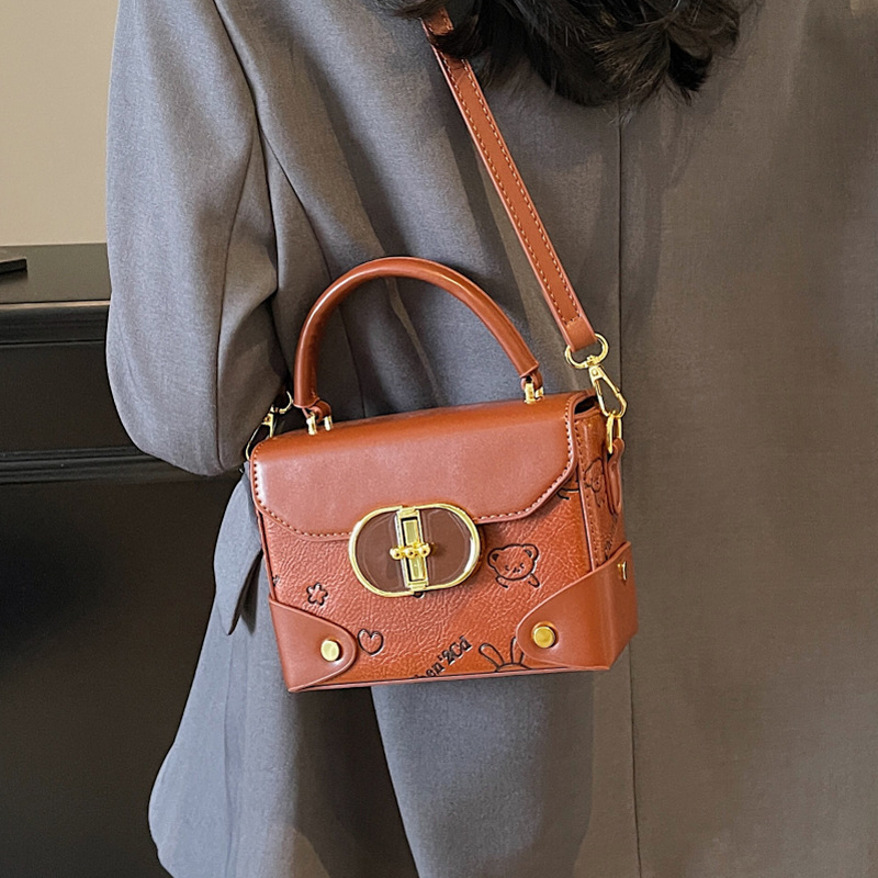 Korean-style fashionable color-blocking small square handbag with a high-quality feel, a new summer 2025 stylish and versatile women's crossbody bag Application Scenario