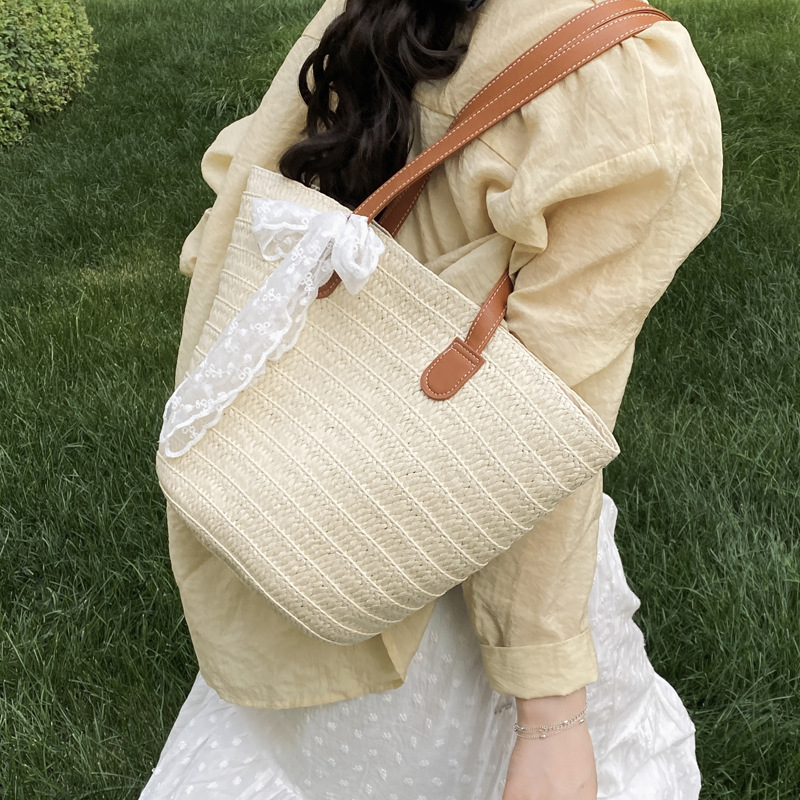 Women's large-capacity straw woven bag 2025 new style vacation beach woven bucket bag Vegetable basket commuting tote bag Application Scenario
