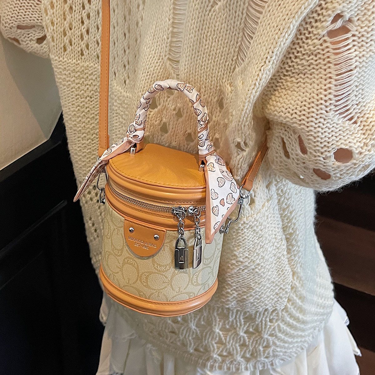 Summer bestsellers: Women's 2025 new color-blocking and versatile crossbody bag, fashionable and super popular hand-held bucket bag Application Scenario
