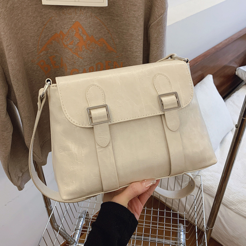 This is a new Spring/Summer 2025 high-quality, niche and versatile single-shoulder crossbody bag for women. This year, small square bags are in vogue full figure