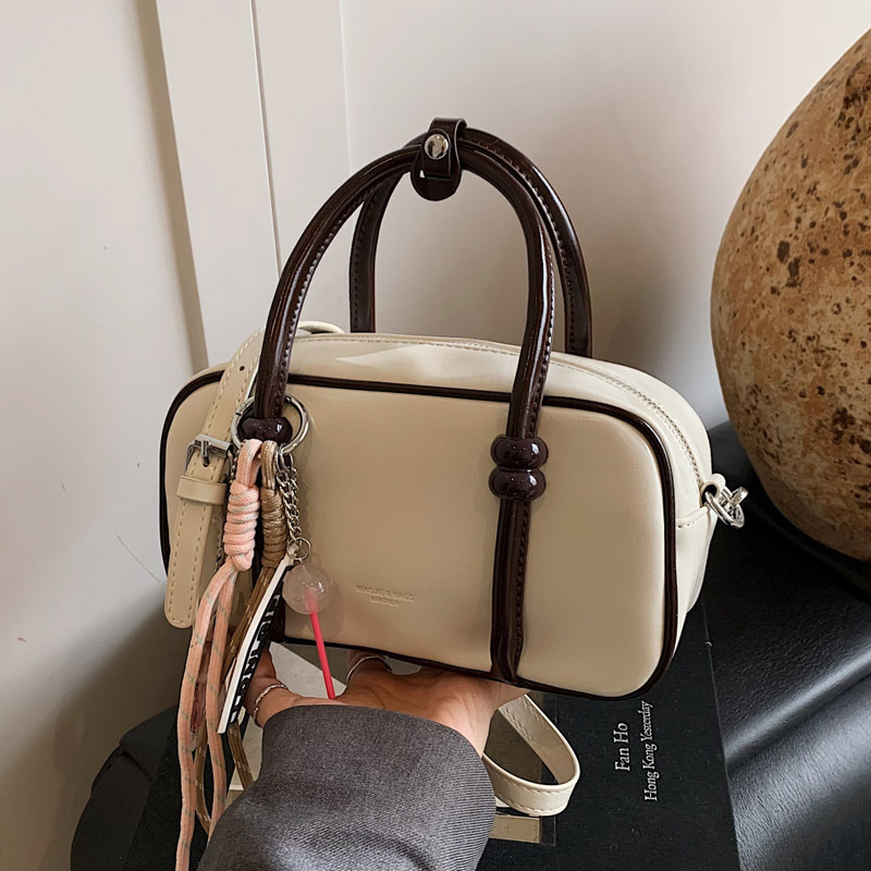 Korean retro niche hand-held bowling bag, Spring 2025 new solid color single-shoulder crossbody bag, elegant handbag details Picture