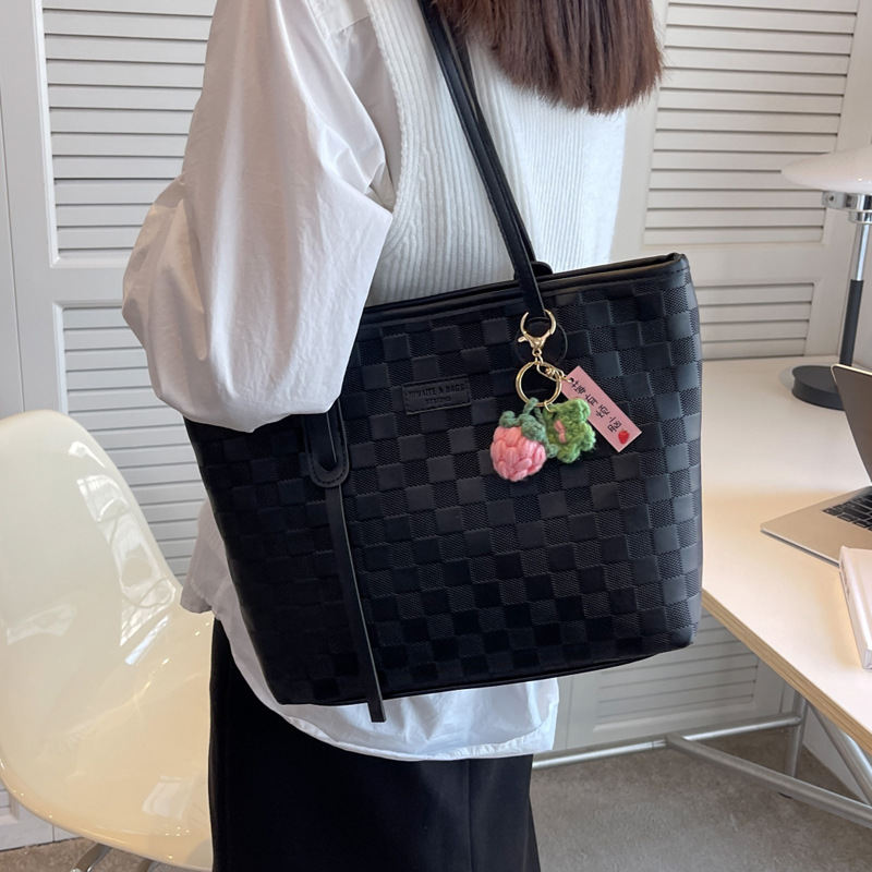 Large bag Women Spring/Summer 2025 New style fashionable single-shoulder bag, suitable for college students, commuting tote handbag with large capacity Application Scenario