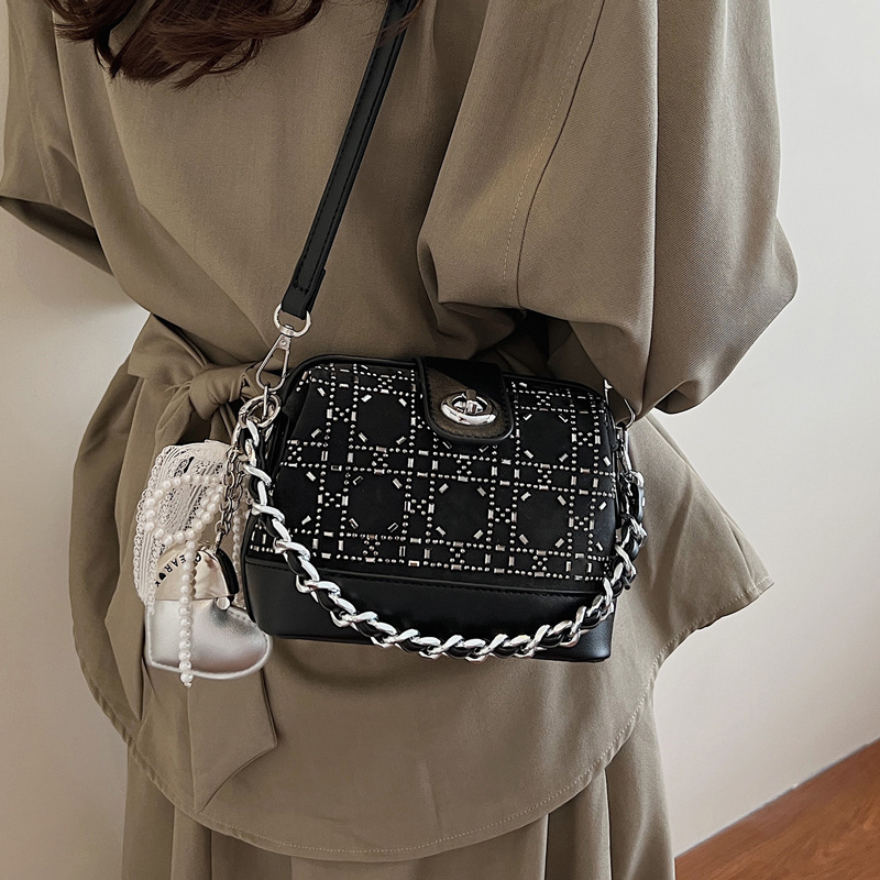 Summer bag: Women's hot diamond lock chain hand-held bucket bag 2025 New style denim blue single-shoulder fashionable crossbody bag Application Scenario