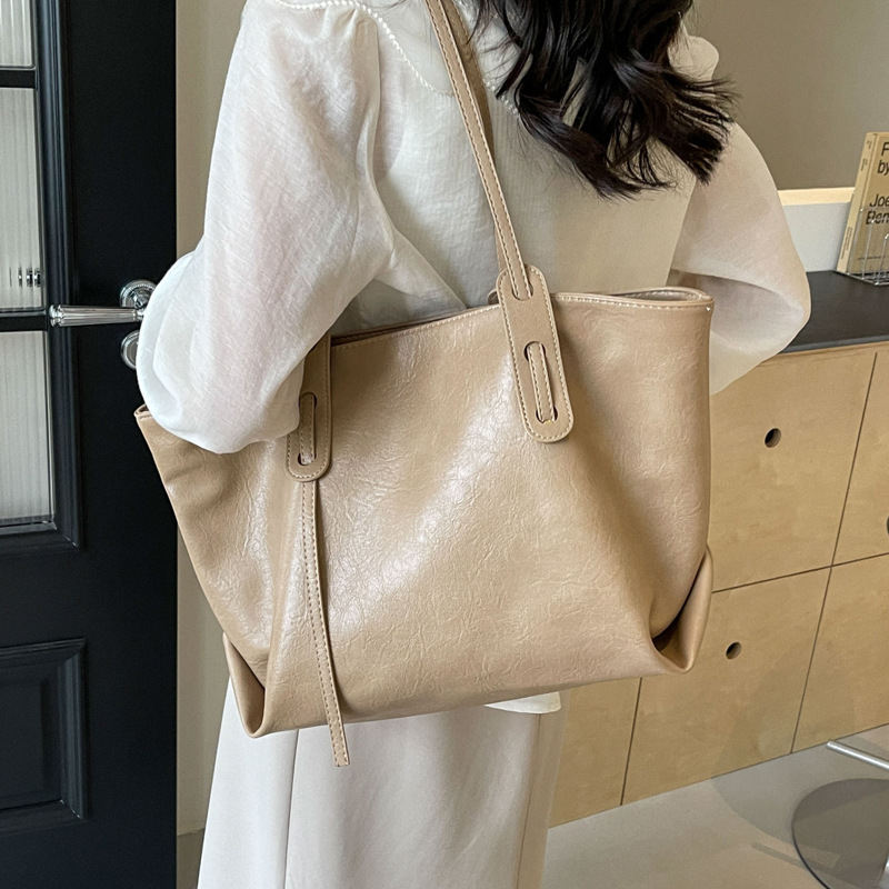 2025 Korean retro solid color casual and simple tote bag, versatile for commuting, fashionable and large-capacity bag for women details Picture