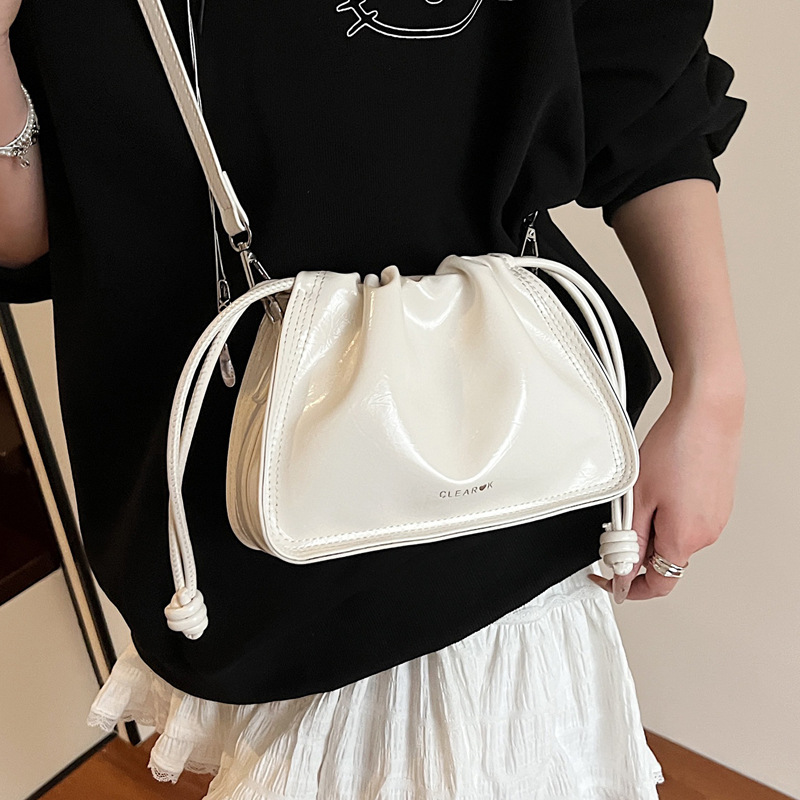 This year, the 2025 new style of the small square bag is in vogue. It's a fashionable women's bag that is both stylish and versatile. It has the feel of a commuting handbag and is a single-shoulder crossbody bag details Picture