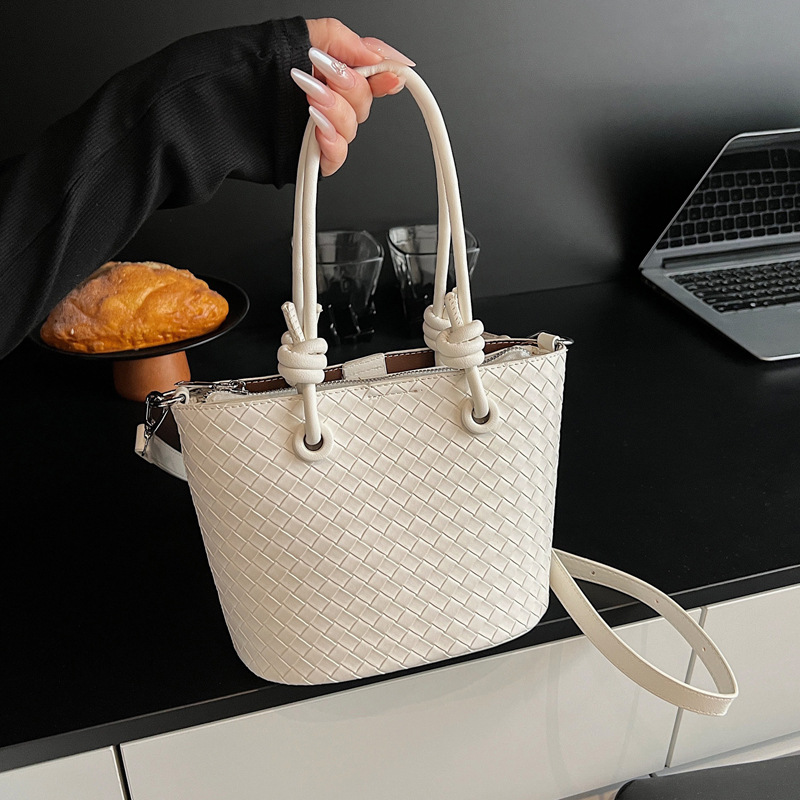 A simple and elegant bucket bag for women, a Korean-style single-shoulder bag for commuting to work in 2025, a new trendy and fashionable crossbody bag full figure