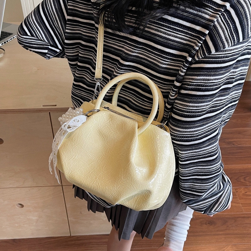 Fashionable tote bag, large-capacity underarm bag, 2025 new solid color texture women's bag, simple commuting bag, soft leather single-shoulder details Picture