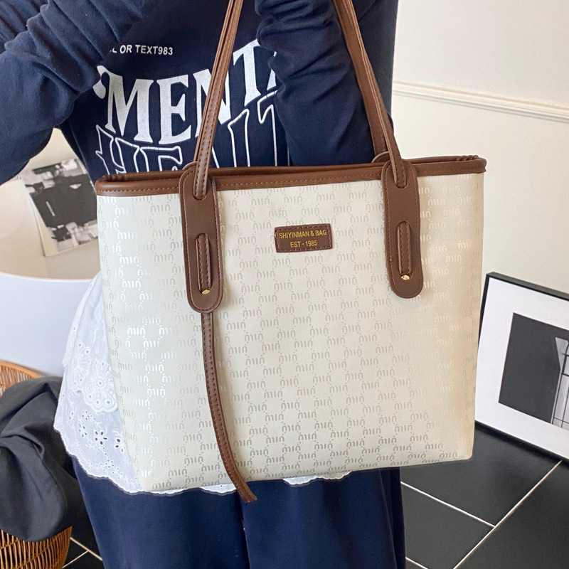 Niche fashion single-shoulder bag 2025 Korean version, large-capacity new Tote bag, commuter bag, simple printed handbag Application Scenario