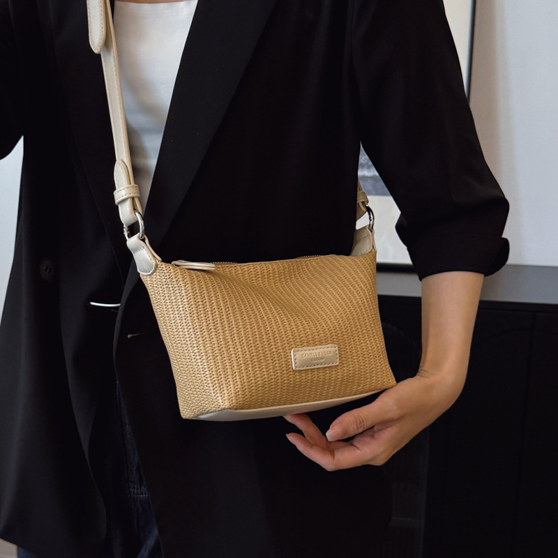 Summer niche underarm bag for women, 2025 new retro and fashionable handbag, versatile single-shoulder crossbody bucket bag Application Scenario