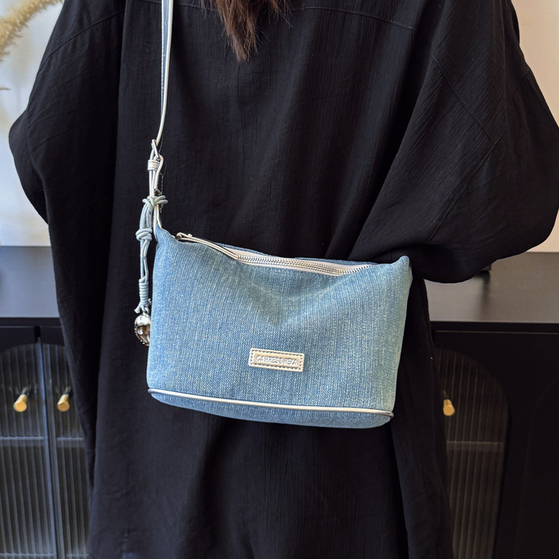 2025 New niche design bucket bag for women, versatile, trendy, large-capacity, simple denim single-shoulder underarm bag Specification drawing