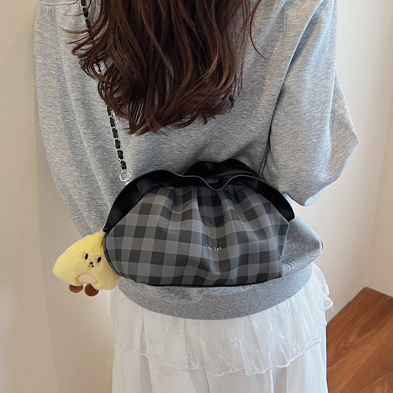 A niche pleated chain small women's 2025 summer new style super popular, fashionable and versatile single-shoulder crossbody cloud bag details Picture