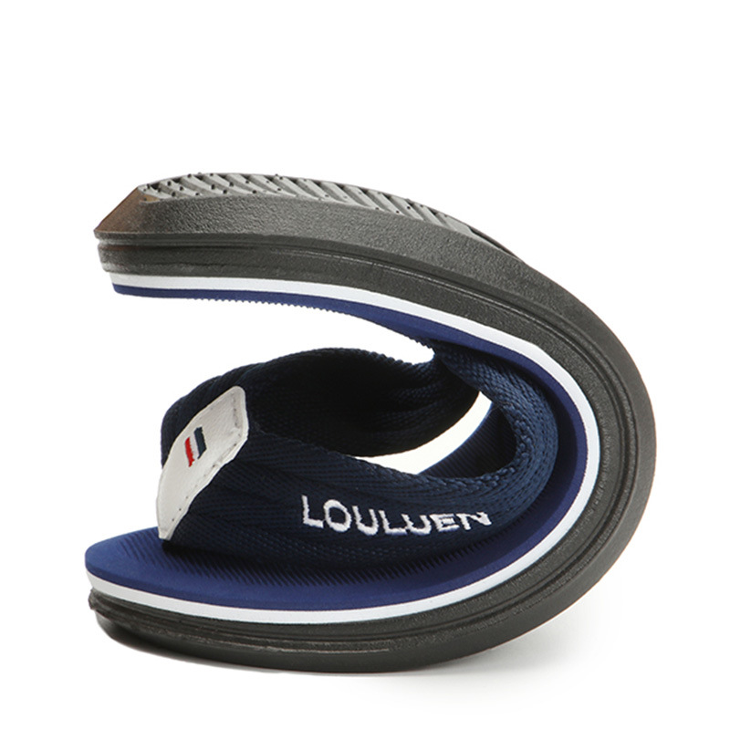 Summer beach flip-flops for men, fashionable and trendy thick-soled outdoor casual flip-flops for men, custom-made for export Application Scenario