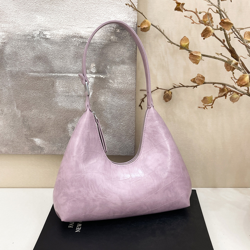 A niche design with a high-quality underarm bag for women in the summer of 2025, a fashionable and versatile single-shoulder bag with a simple square design full figure