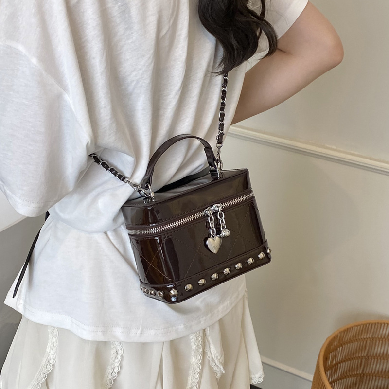 Korean style fashionable handbag for women 2025 summer new style small square bag, simple embroidered thread chain single-shoulder crossbody bag Application Scenario