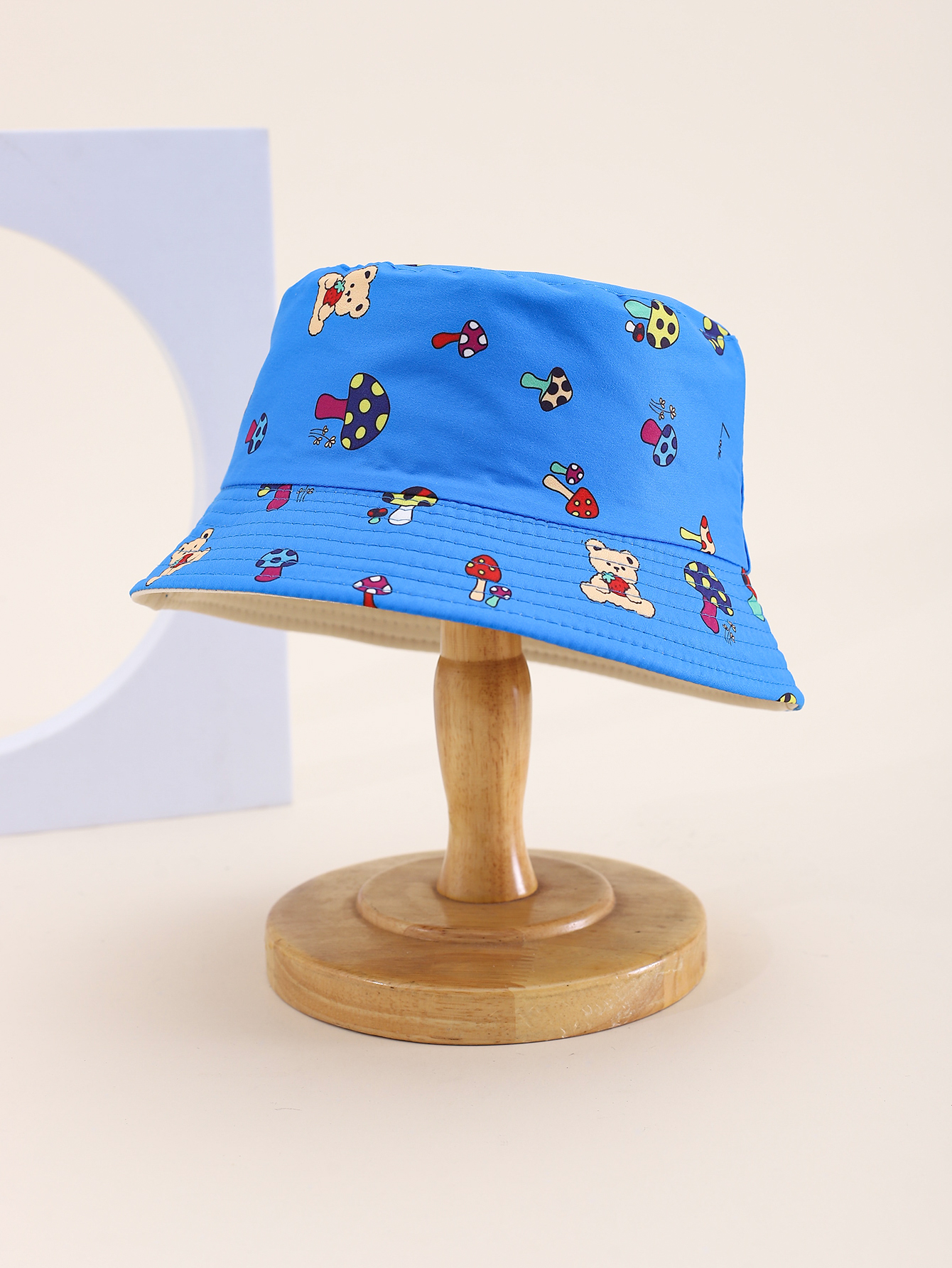 This spring and summer hit children's mushroom bear print double-sided fisherman's hat is cute, cartoon, classic and versatile. It's a unique children's double-sided fisherman's hat with a pier circumference of 54CM Application Scenario