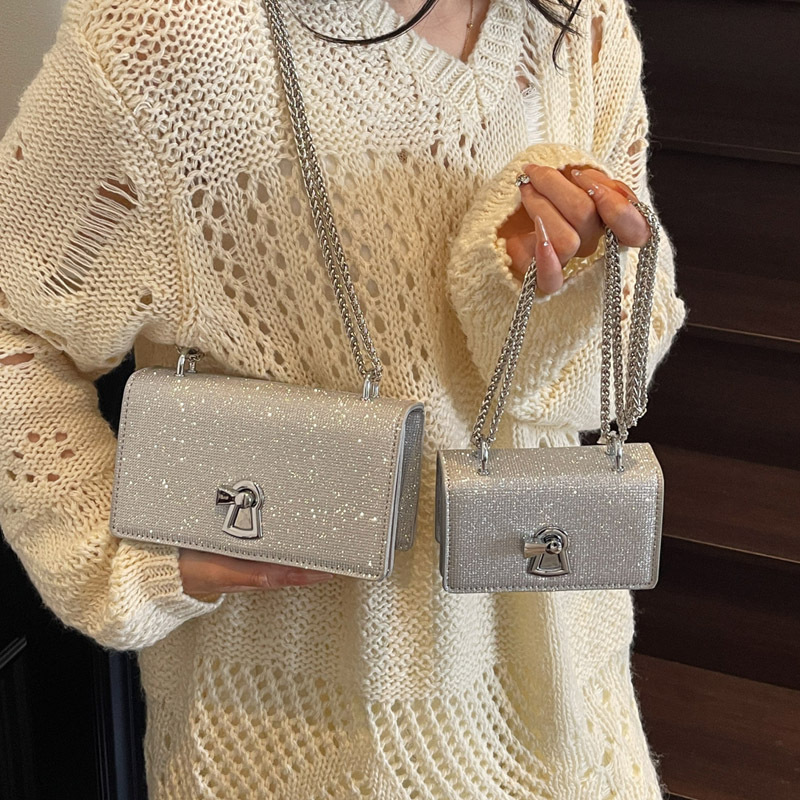 A trendy and stylish chain bag for women in 2025, a trendy crossbody small square bag, a casual and fashionable single-shoulder armpit bag details Picture