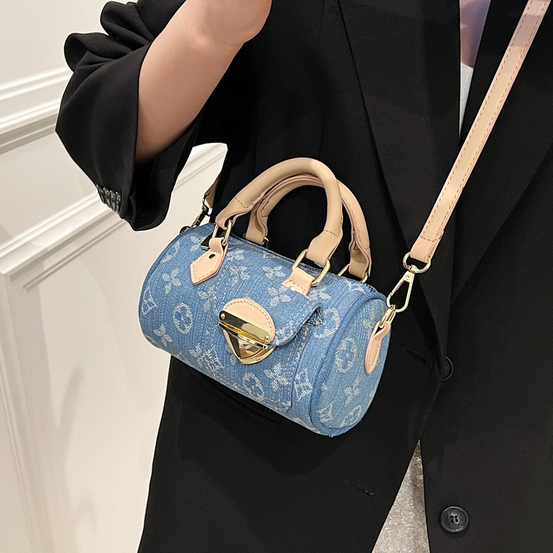New women's bag, pillow bag, woven denim handbag, niche European and American trend retro single-shoulder bag, trendy women's bag Application Scenario
