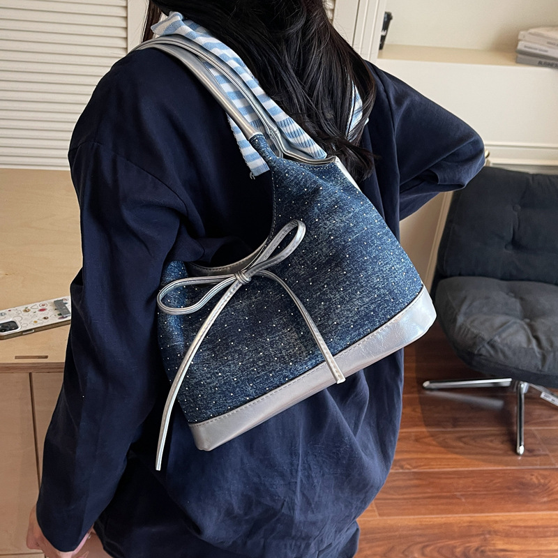 This year, fashionable and elegant underarm bags for women are in vogue. In 2025, there are new large-capacity bow bow hand-held shoulder bags and bucket bags Application Scenario