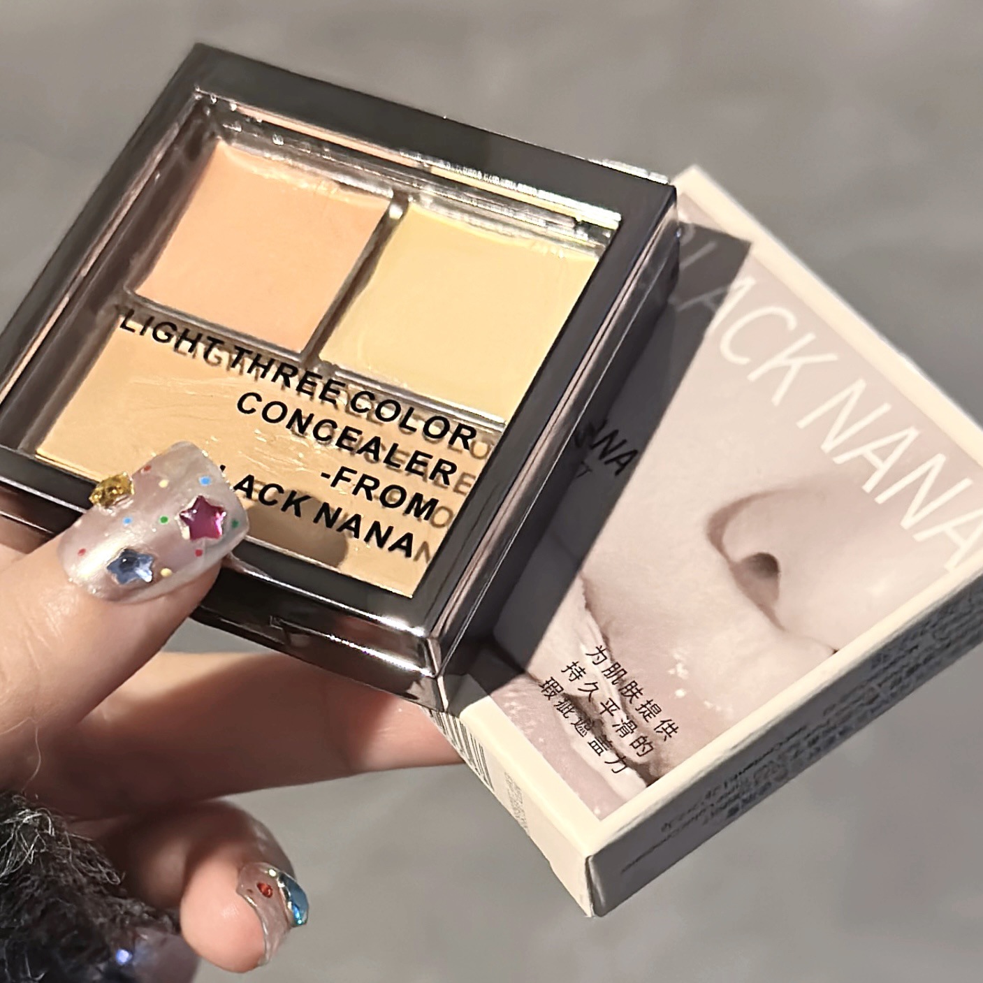 BLACK NANA Cloud Cleansing Soft Gauze Three-color Concealer brightens and enhances natural makeup. Affordable cross-border wholesale for girls full figure