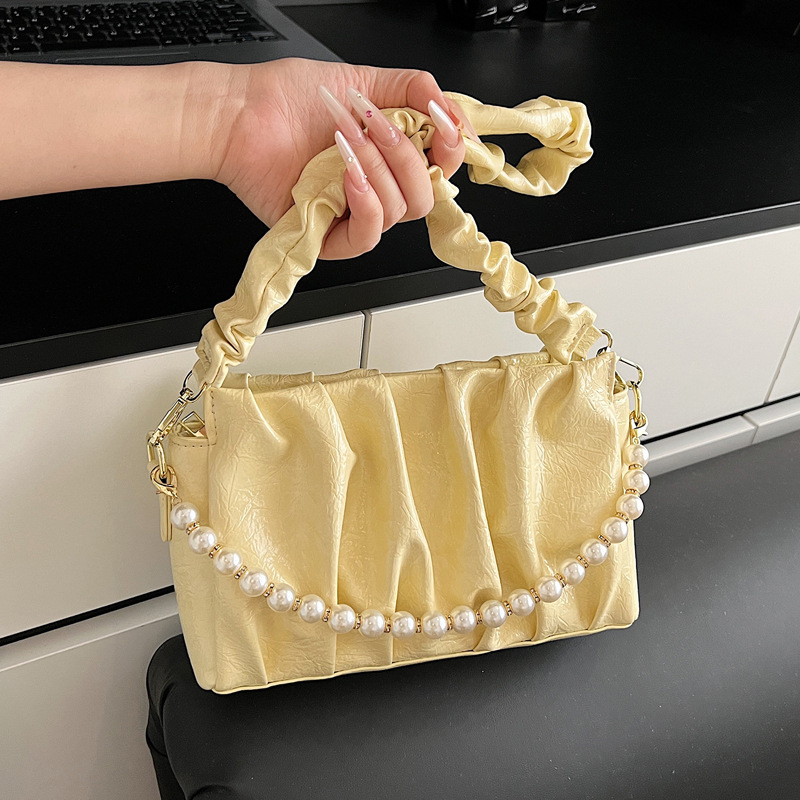 The 2025 summer new pearl hand-held women's bag, underarm bag, trendy and versatile shoulder bag, fashionable design crossbody bag full figure