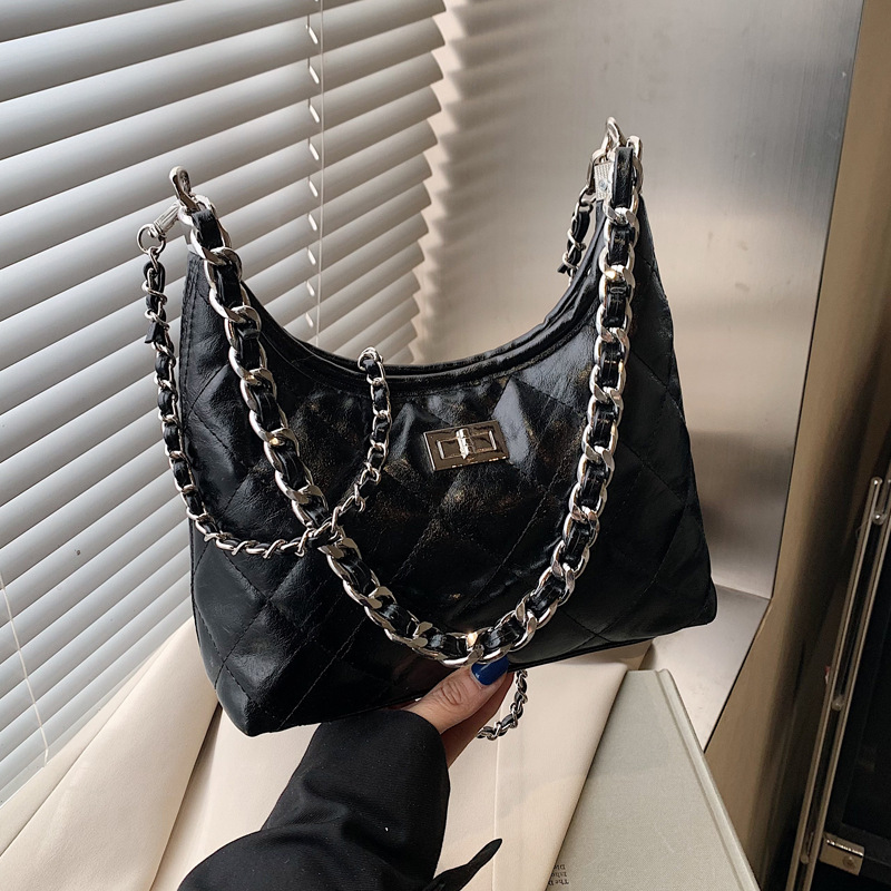 A simple and trendy crossbody bag for women in the spring of 2025 with diamond-patterned embroidery. It is a single-shoulder, underarm bucket bag Specification drawing