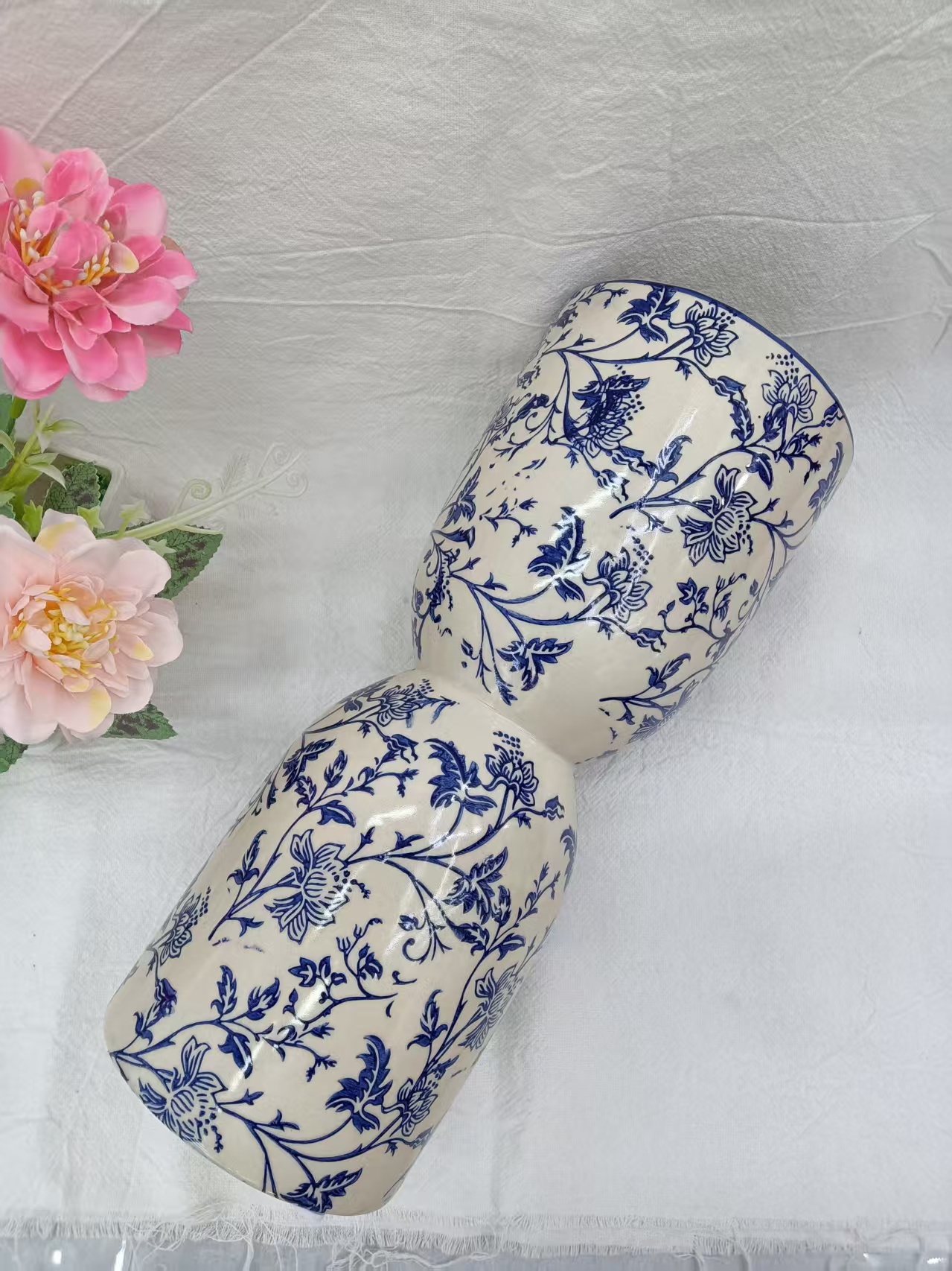 National trend exquisite ceramic vase decorative item, home decoration art piece, blue and white porcelain series, simple design floral arrangement vase Specification image