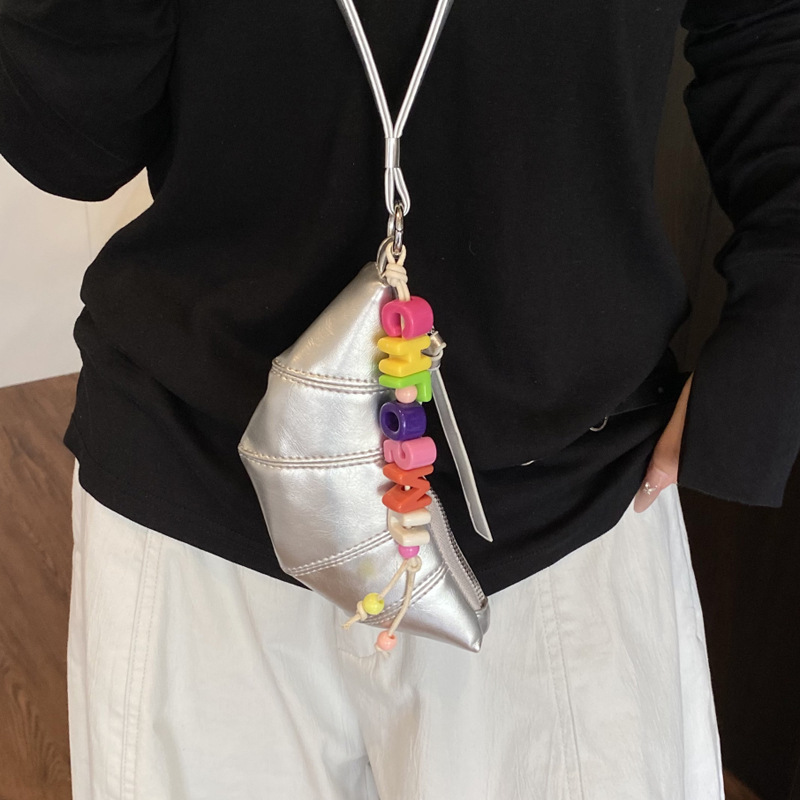 The cute horn bag with a niche neckline design is fashionable and trendy. The mini crossbody bag is in a solid color, simple and elegant with a high-end texture Specification drawing