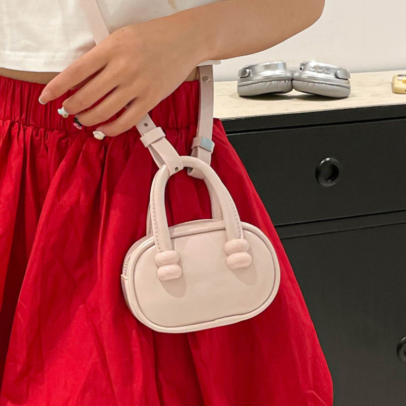 A mini square bag for women, a new Spring/Summer 2025 trendy and simple single-shoulder bag, a fashionable and casual crossbody bag details Picture