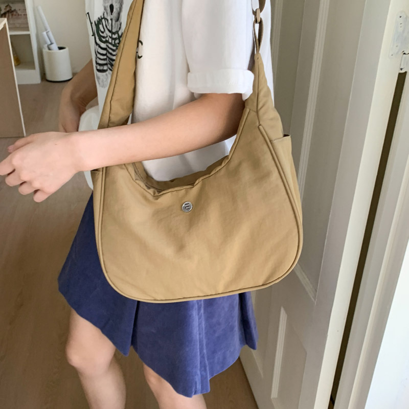 Small handbag, women's underarm bag, fashionable and casual single-shoulder bag, crossbody bag, 2025 new style for work and commuting, stylish solid color bag details Picture