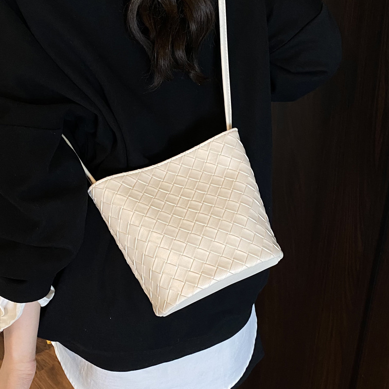 Korean-style trendy bags for ladies, 2025 new crossbody woven bucket bag, simple and casual single-shoulder bag, commuting underarm bag details Picture