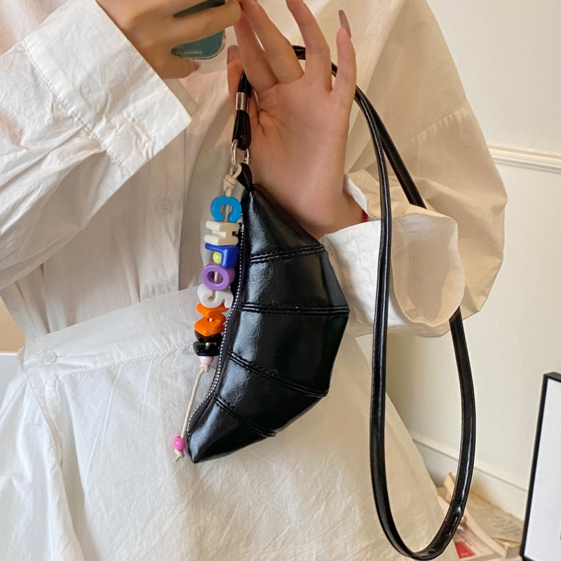 The cute horn bag with a niche neckline design is fashionable and trendy. The mini crossbody bag is in a solid color, simple and elegant with a high-end texture Application Scenario