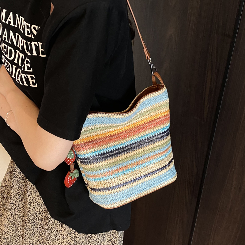 Handmade woven bag for women, 2025 new style straw woven bag, versatile shoulder bag, seaside vacation crossbody bag, bucket bag Application Scenario