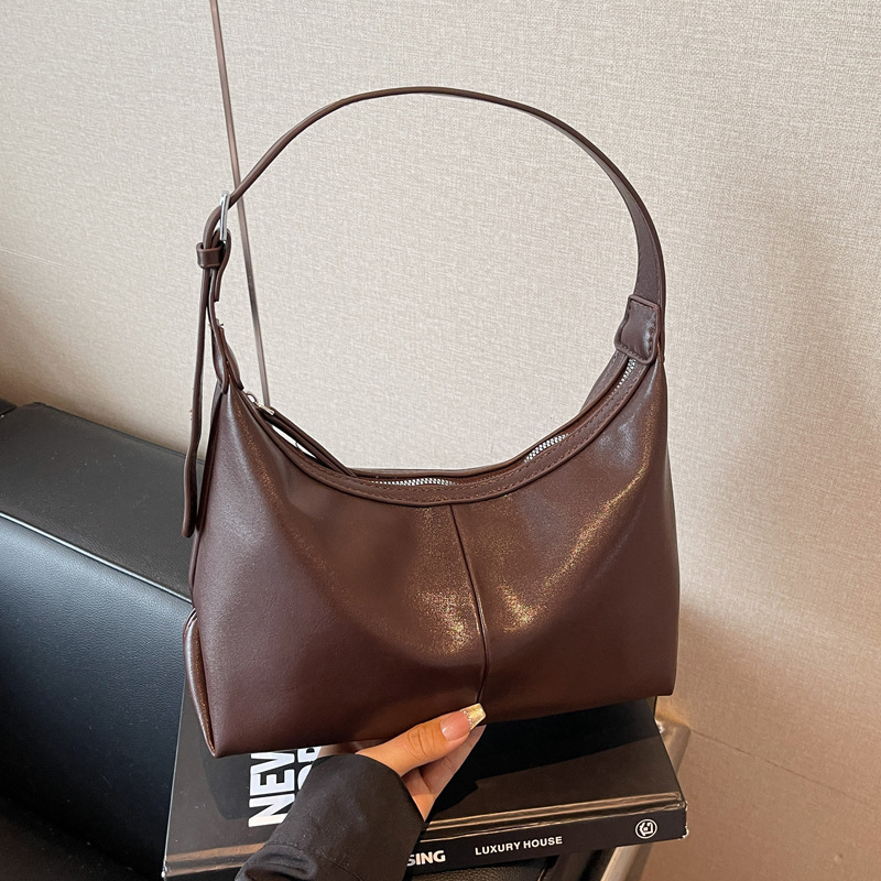 This large-capacity bag is a new fashion and niche design for women in 2025. It is a simple and versatile single-shoulder bag with a bucket for commuting and underarm full figure
