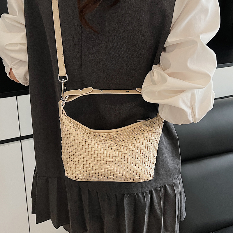 A niche hand-held woven bag for women in the summer of 2025, featuring a simple Korean-style dumpling bag for casual commuting details Picture